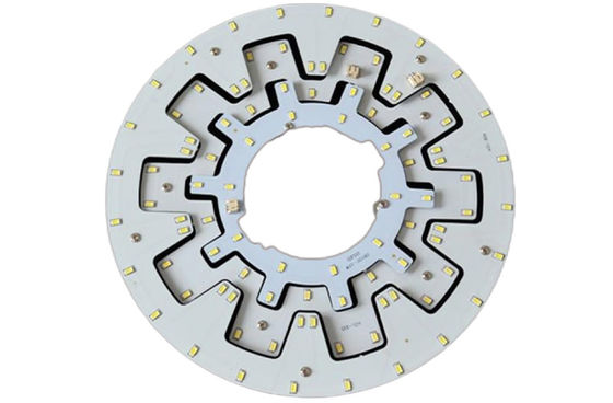 Buen precio Placa de circuito impreso de aluminio de pantalla de seda negra compatible con Rohs con tolerancia a agujeros de precisión en línea